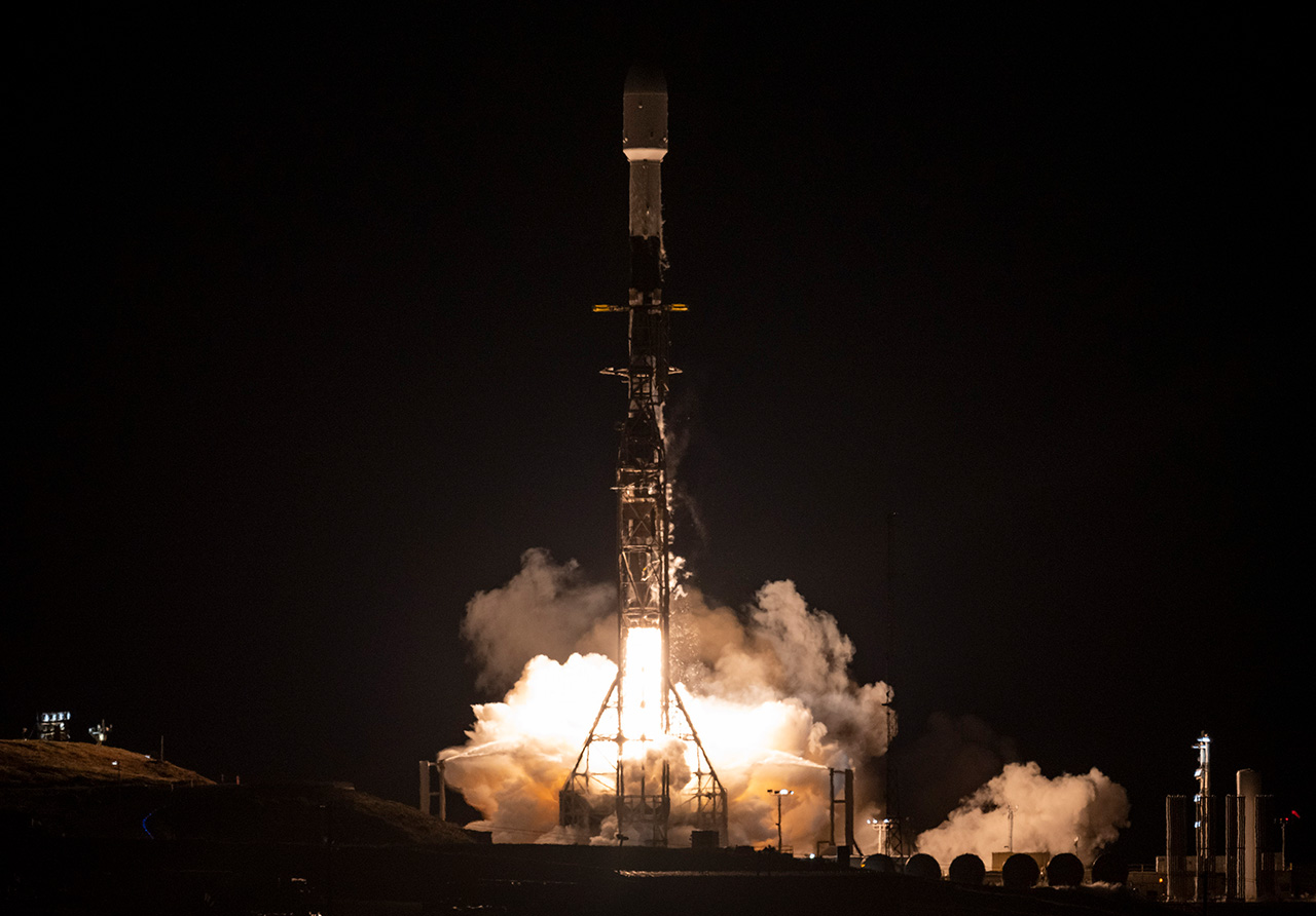 






A SpaceX Falcon 9 rocket launches with the Surface Water and Ocean Topography (SWOT) spacecraft onboard, Friday, Dec. 16, 2022, from Space Launch Complex 4E at Vandenberg Space Force Base in California. Jointly developed by NASA and Centre National D'Etudes Spatiales (CNES), with contributions from the Canadian Space Agency (CSA) and United Kingdom Space Agency, SWOT is the first satellite mission that will observe nearly all water on Earth’s surface, measuring the height of water in the planet’s lakes, rivers, reservoirs, and the ocean.

Credit: NASA/Keegan Barber





